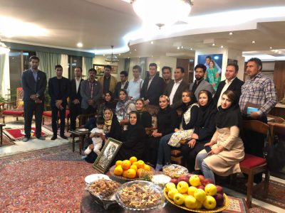 حضور  جمعی از جوانان قشقایی در منزل بنیانگذار تعلیمات عشایر ایران