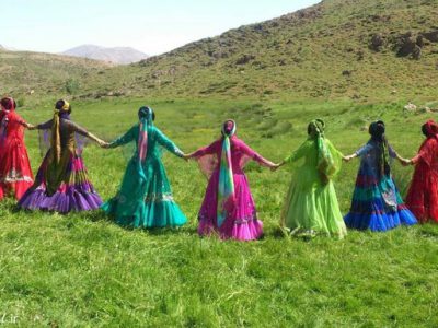تاثیر تعیین روزی ملی برای حضور اقوام ایرانی در جامعه با لباس‌های خود