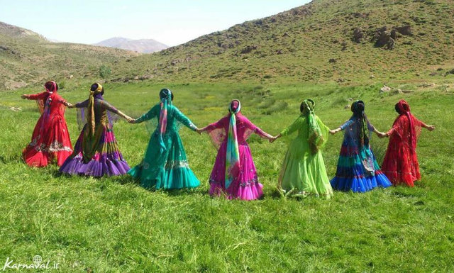 تاثیر تعیین روزی ملی برای حضور اقوام ایرانی در جامعه با لباس‌های خود