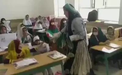 معلم قشقایی با لباس قشقایی در کلاس درس